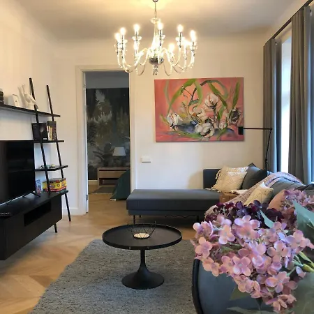 Gaura Lux شقة